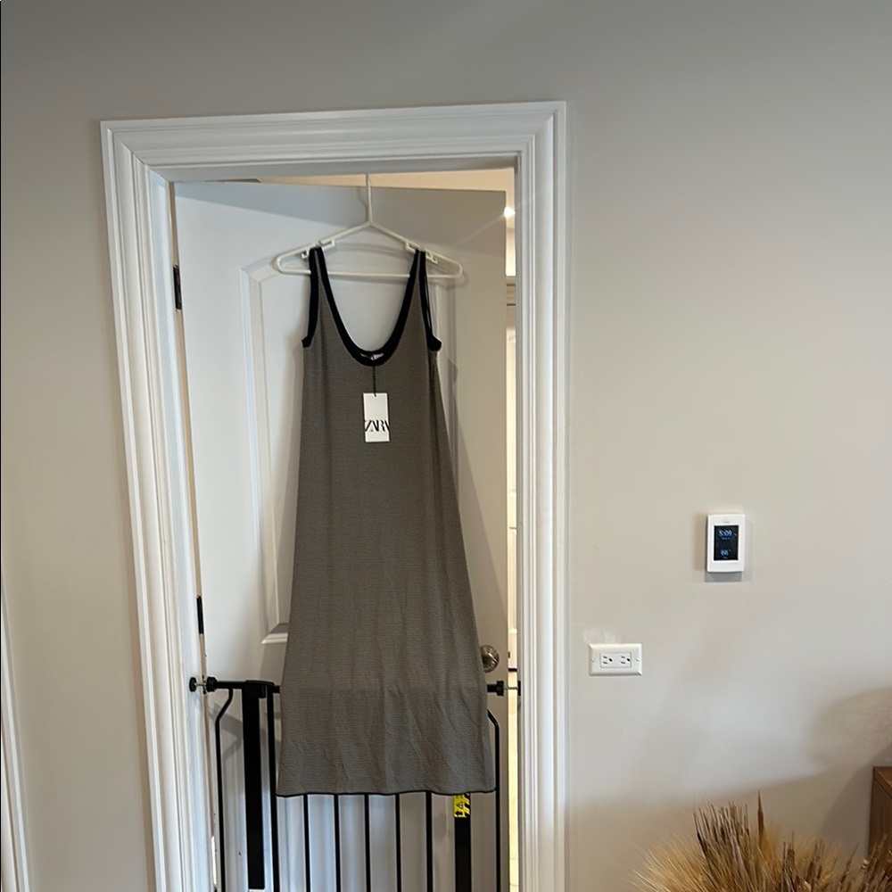 Chic black & white midi Dress with Black Accents, nwt